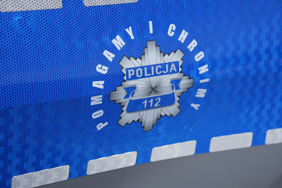 Dramatyczna akcja ratunkowa policjantów z Wolbromia. 49-latek wyciągnięty z zalewu