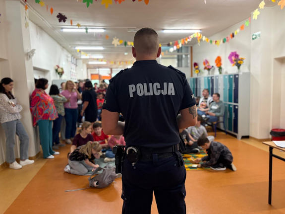Dzielnicowi z Olkusza rozmawiają z uczniami o przemocy i bezpieczeństwie