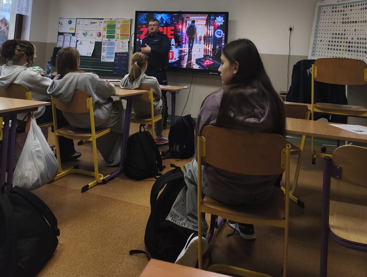Dzielnicowy rozmawiał o przemocy i odpowiedzialności z uczniami w Krośnicy