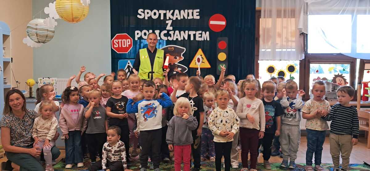 Dzielnicowy uczy dzieci bezpieczeństwa w radgoszczańskim przedszkolu