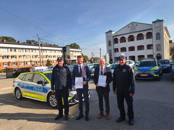Gminy Gręboszów i Olesno wspierają dąbrowską Policję nowym radiowozem