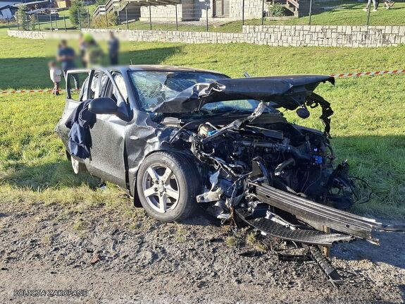 Groźny wypadek na DW961. Trzy pojazdy, zablokowana droga, poszkodowani w szpitalu