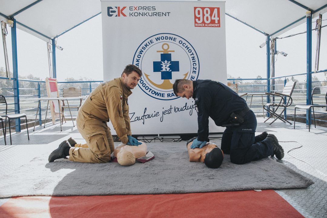 Krakowscy policjanci ratują życie. Uczestniczyli w akcji nauki resuscytacji