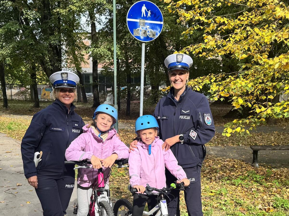 Krakowska policja drogówka rozdaje kaski dzieciom. Chodzi o nowe przepisy
