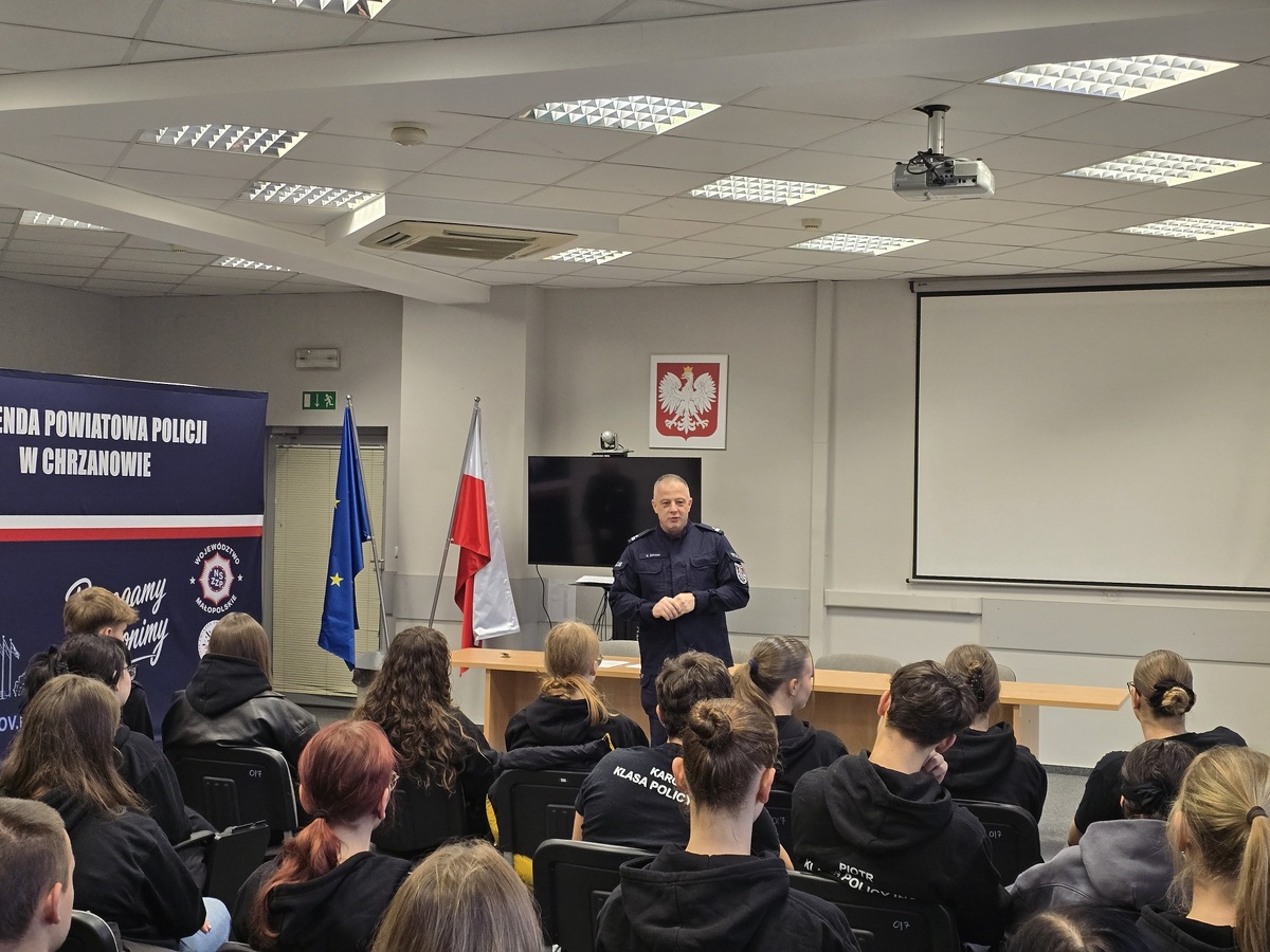 Mundurowiacy z Trzebini poznali pracę policjantów w Chrzanowie