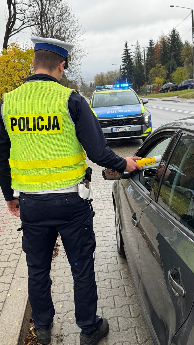 Nietrzeźwi kierowcy i osoby poszukiwane. Pracowity weekend policji w Nowym Targu
