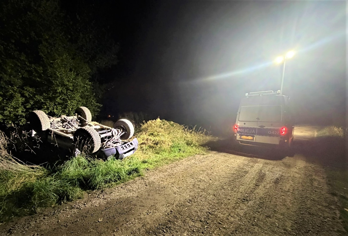 Nissan dachował w Bulowicach. Dwoje pasażerów trafiło do szpitala