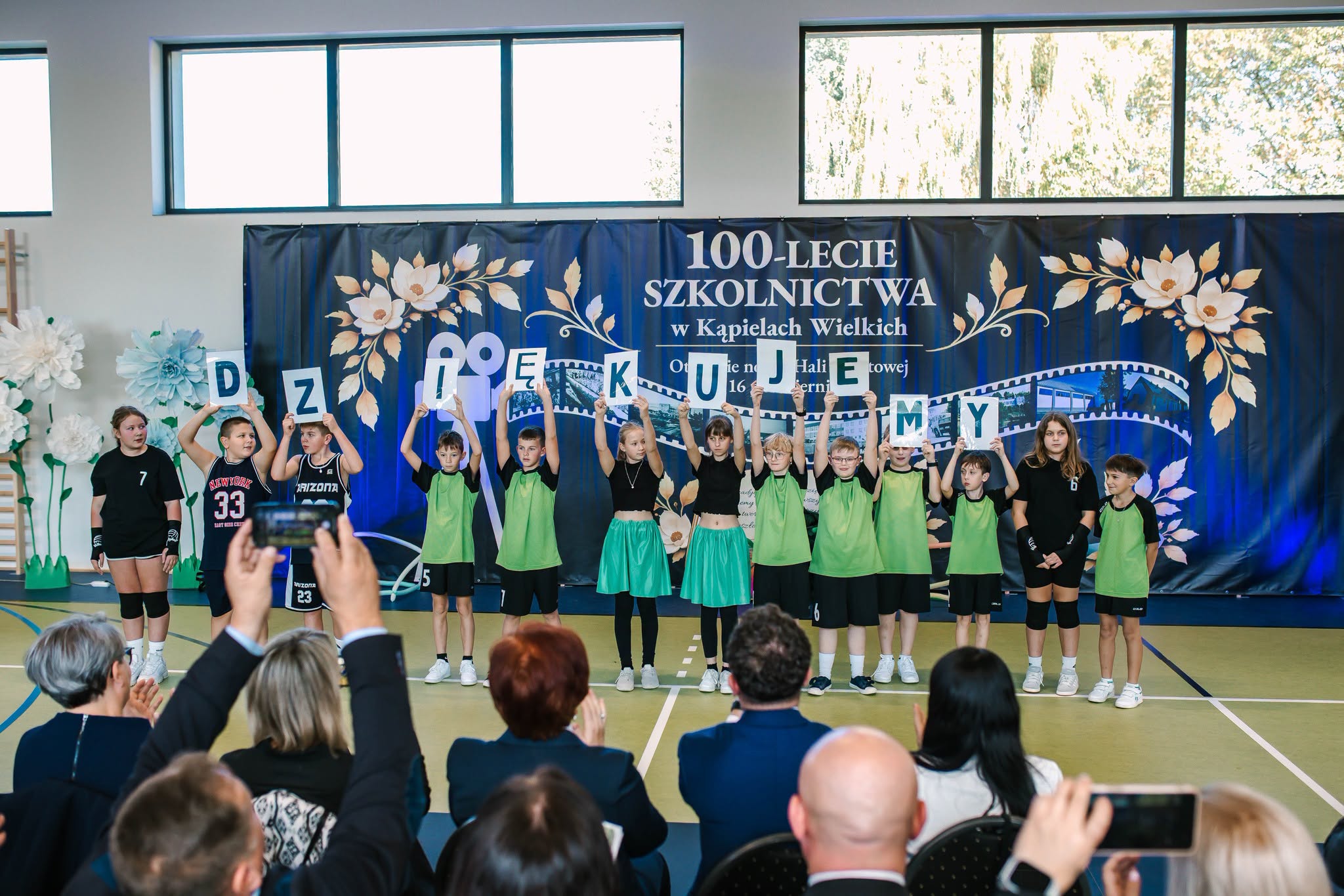 Nowa hala sportowa w Kąpielach Wielkich. Szkoła świętuje stulecie