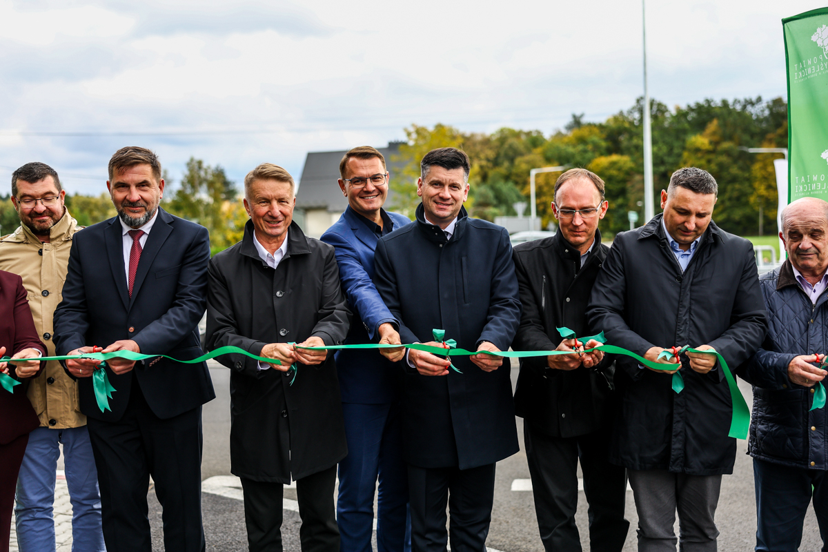 Nowe rondo w Osieczanach otwarte. Inwestycja za 9,2 mln zł