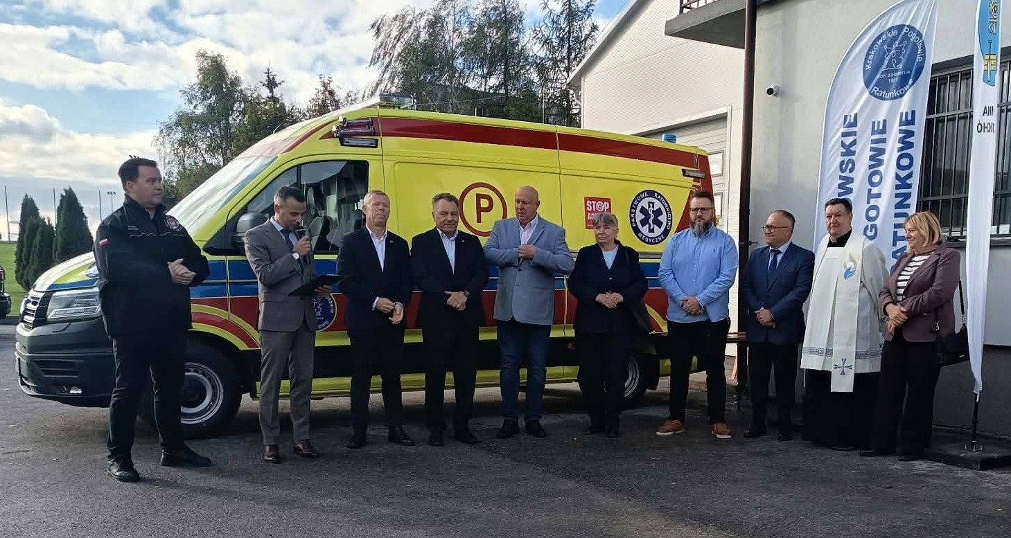 Nowy ambulans w Nowej Wsi Szlacheckiej. Pogotowie wzbogaciło flotę