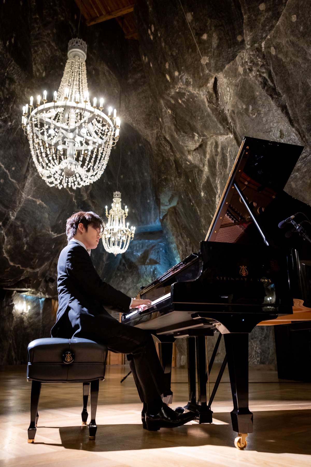 Pianista z Chin grał Chopina 135 metrów pod ziemią w Wieliczce
