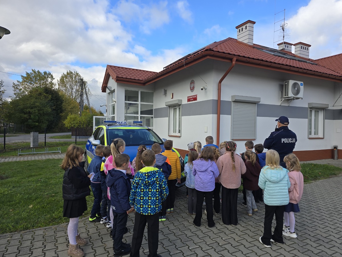 Pierwszoklasiści z Bobrownik odwiedzili komisariat w Żabnie
