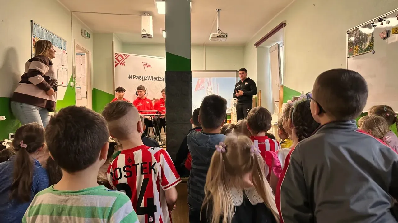 Piłkarze Cracovii odwiedzili przedszkole "Tuptusiowo" w Krakowie