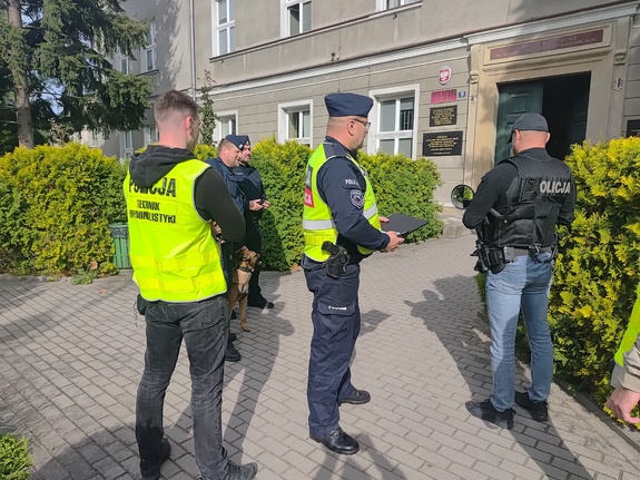 Policja ćwiczyła procedury w Wadowicach. Ewakuowano 500 osób ze szkoły