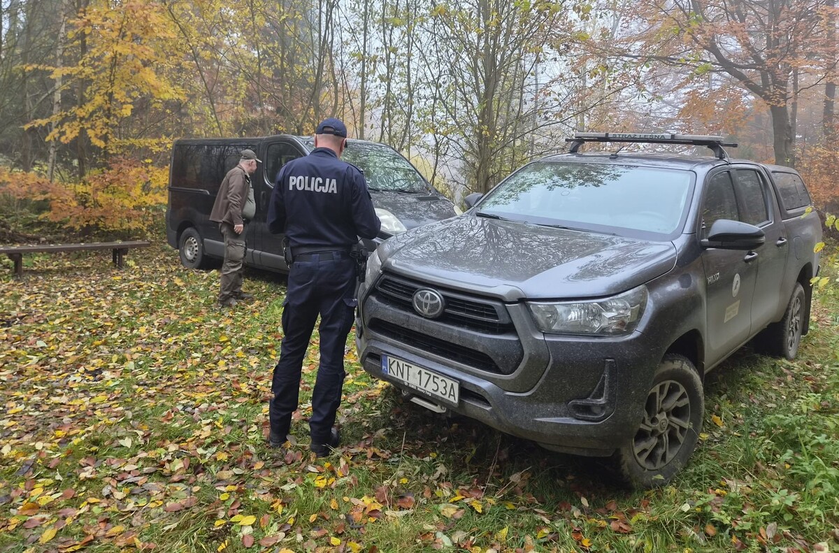 Policja i Straż Leśna razem przeciwko nielegalnym stroiszu na Podhalu