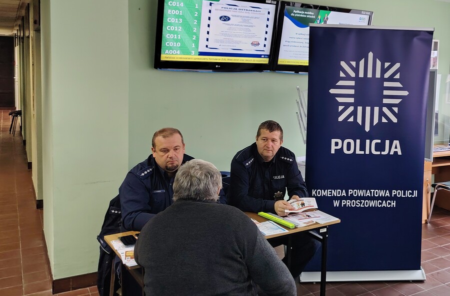 Policja i ZUS ostrzegają seniorów przed oszustami. Metoda na "wnuczka" najgroźniejsza