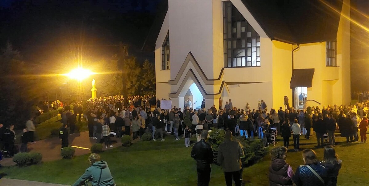 Policja interweniowała przy kościele w Grojecu. Biskup nie mógł opuścić parafii
