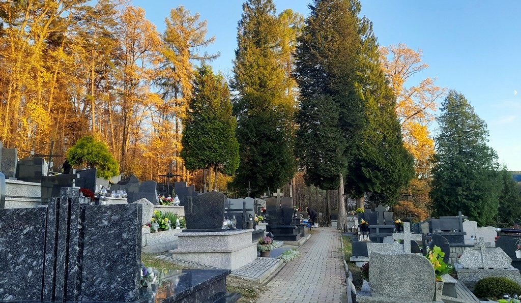 Policja ostrzega przed złodziejami na cmentarzach przed Wszystkimi Świętymi