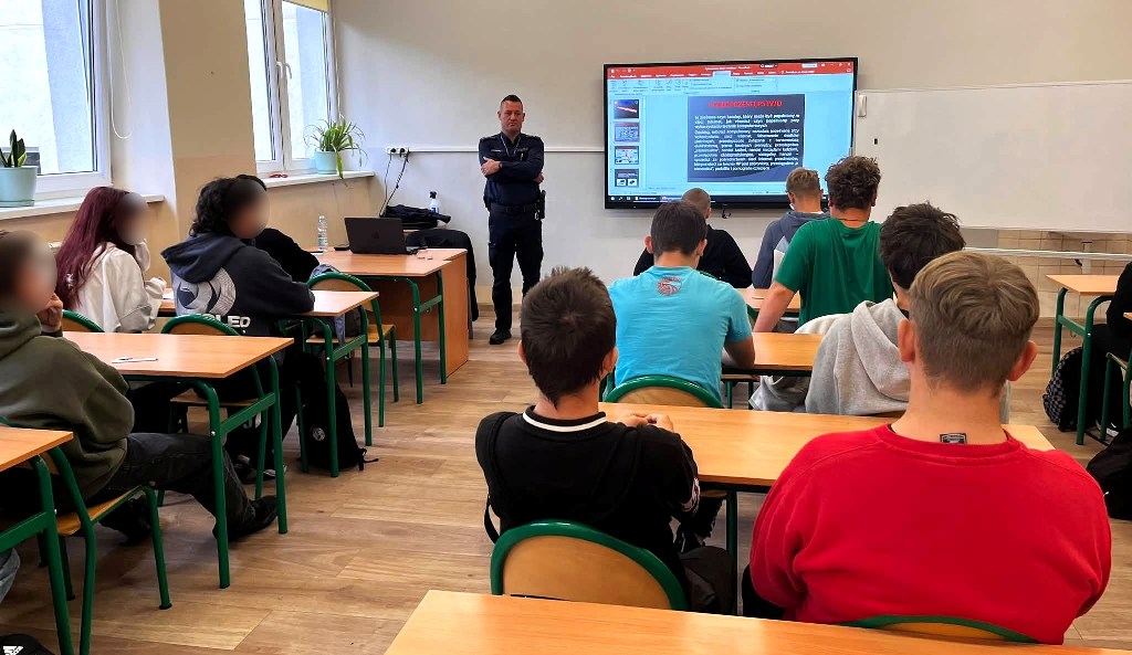 Policja prowadziła lekcję o przemocy i bezpieczeństwie w krynickiej szkole
