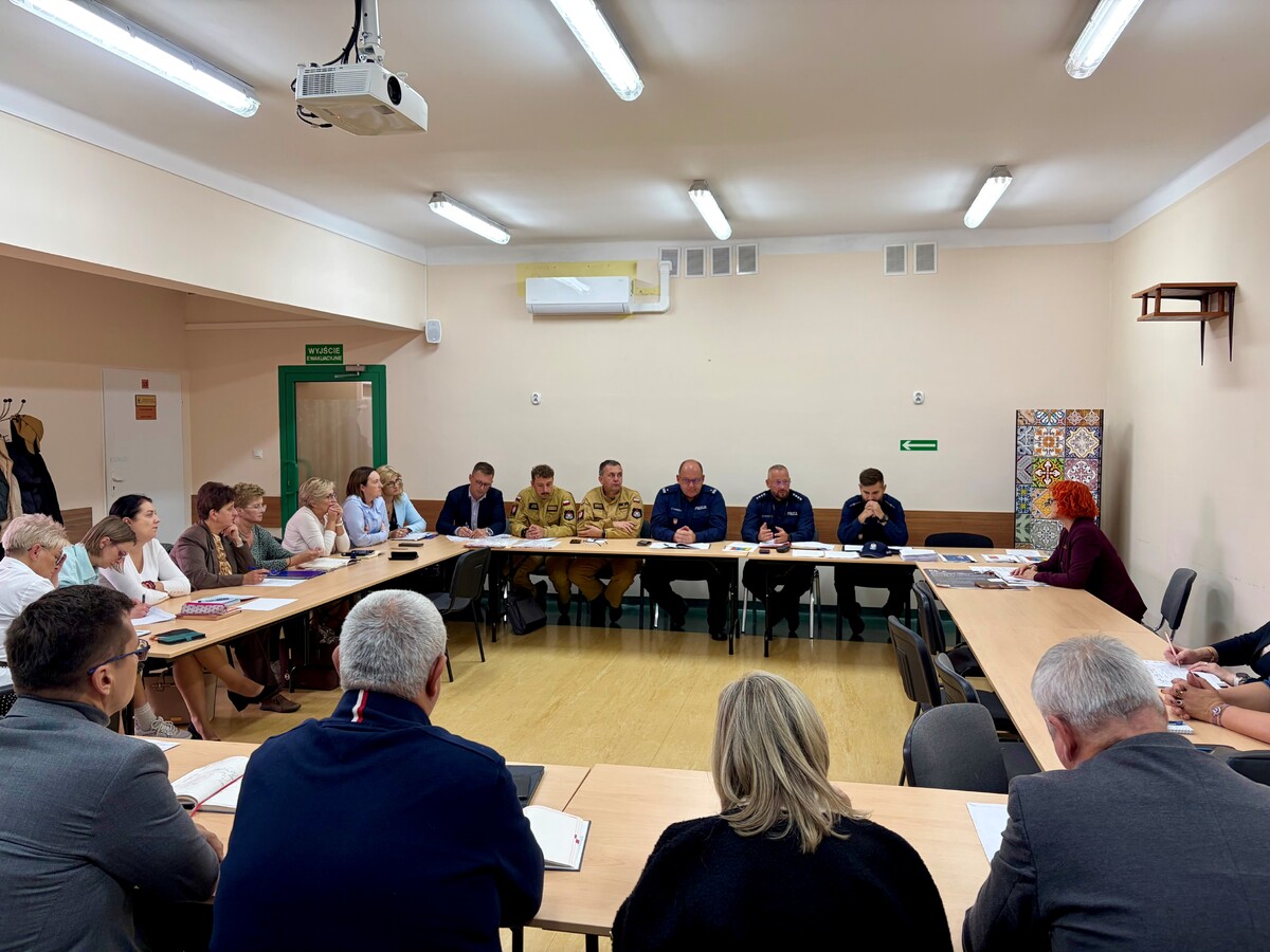 Policja rozmawia z dyrektorami szkół o bezpieczeństwie uczniów