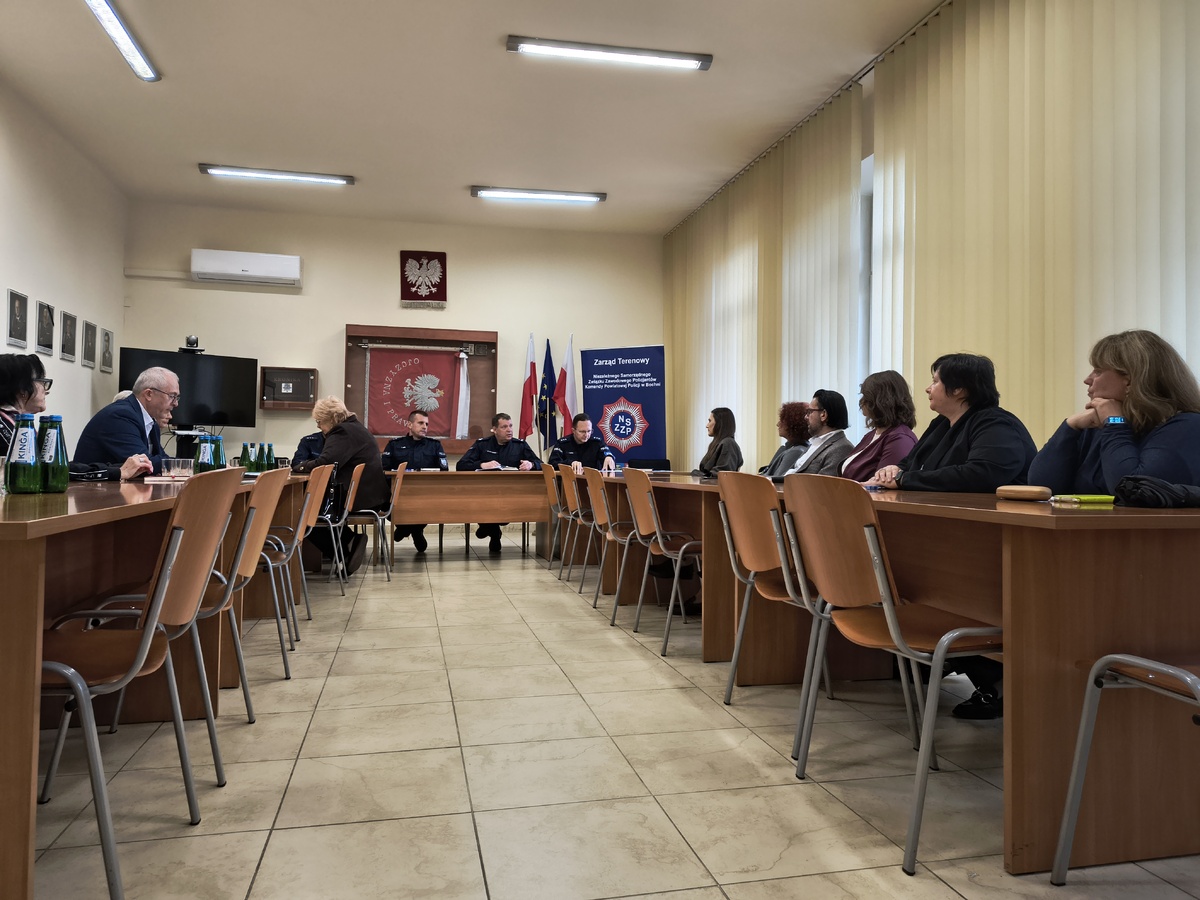 Policja rozmawia z dyrektorami szkół o bezpieczeństwie placówek