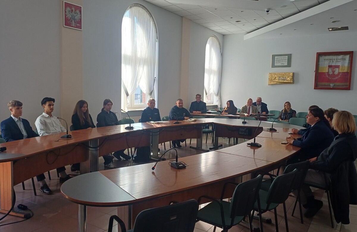 Policja rozmawia z młodzieżą o bezpieczeństwie w szkołach