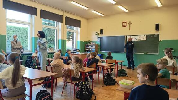 Policja uczy dzieci o przemocy. Spotkanie w szkole w Winiarach