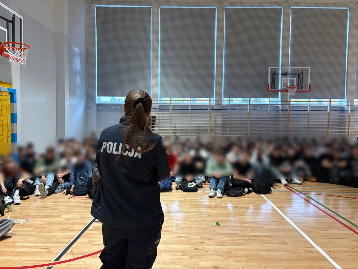 Policja uczy młodzież kulturalnego kibicowania. Spotkania w szkołach