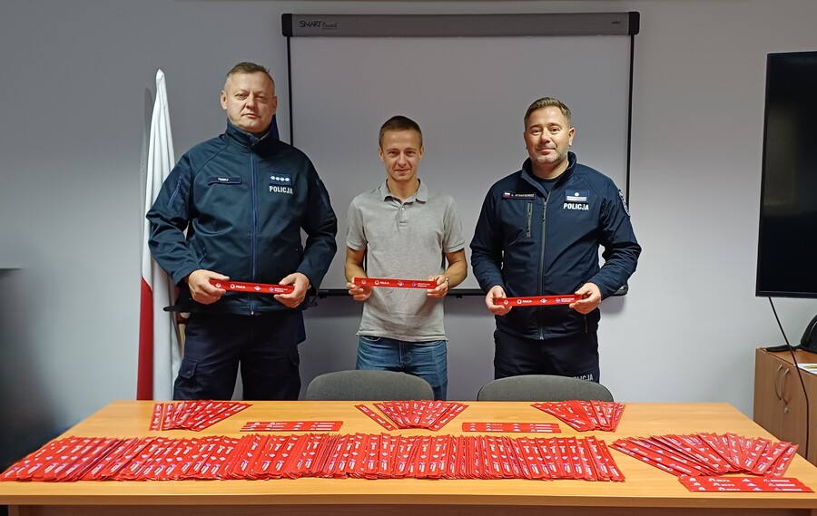 Policja w Proszowicach dostała kilkaset odblasków od Wodociągów