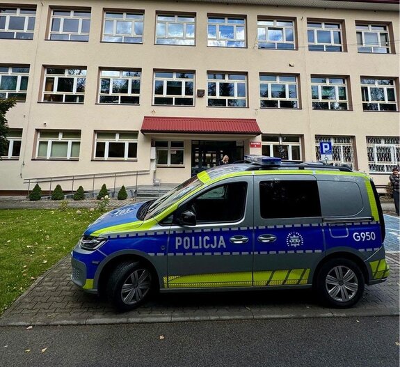 Policja wzmacnia bezpieczeństwo w małopolskich szkołach. Ostrzega przed fake newsami