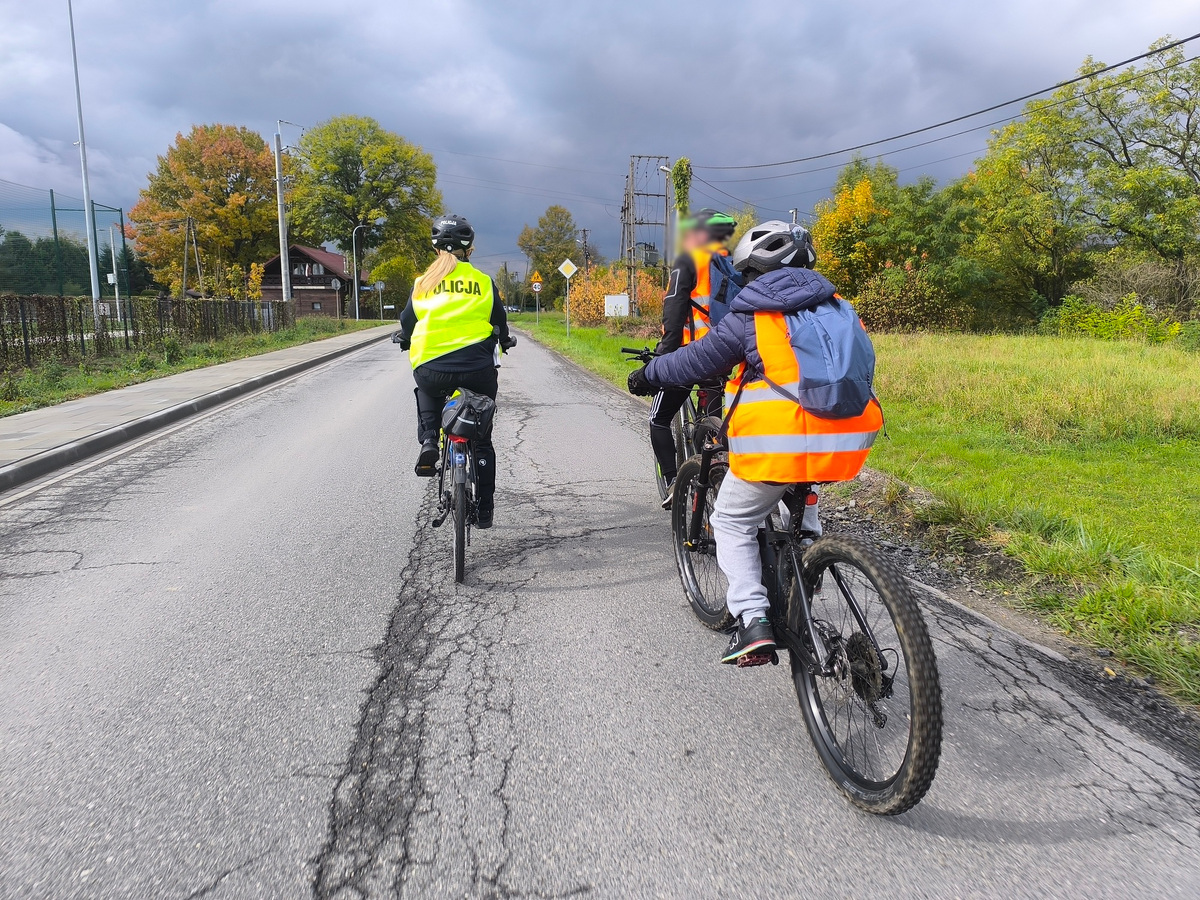 Policjanci i uczniowie razem na rowerach. Lekcja bezpieczeństwa w mieście