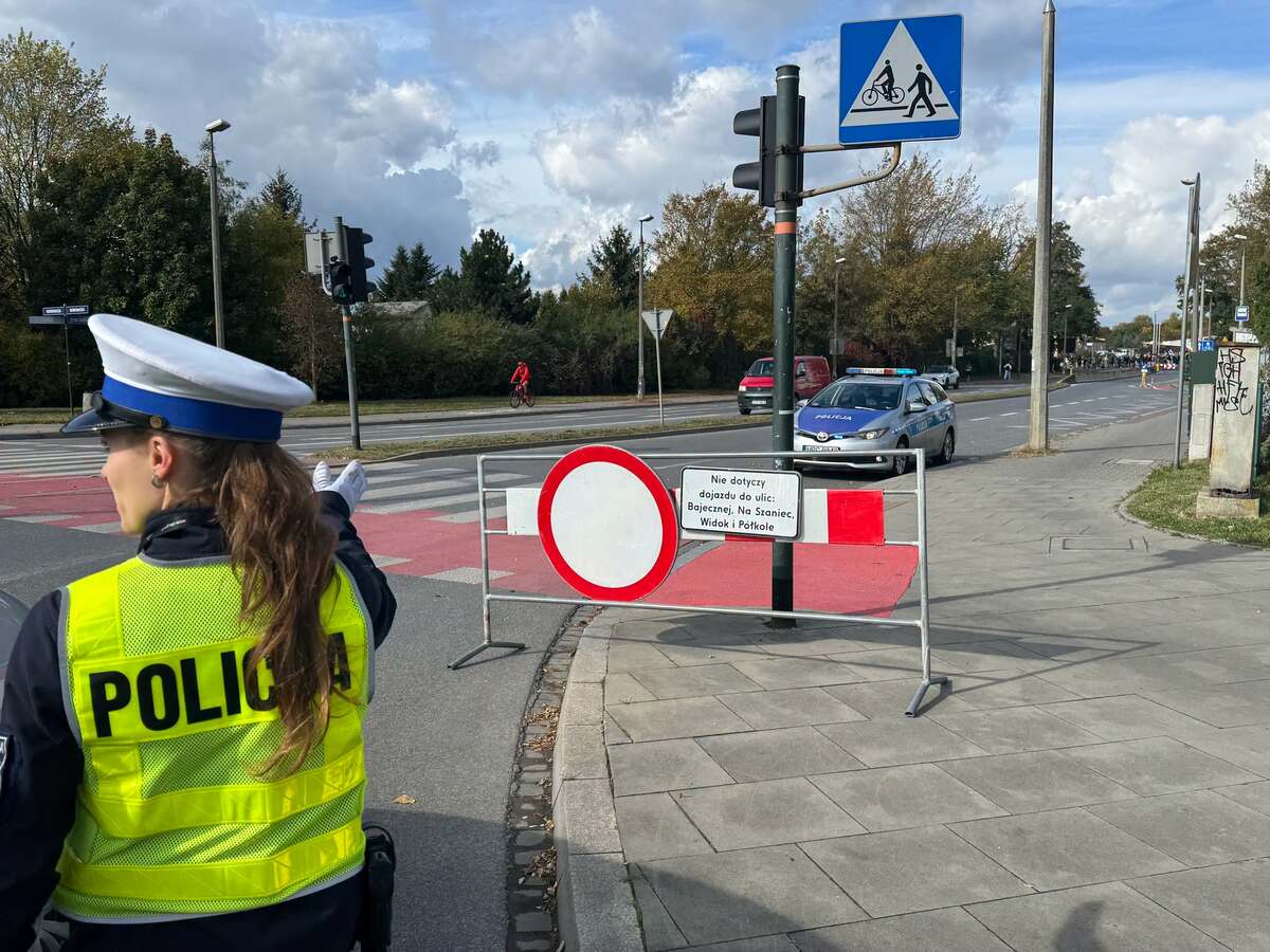 Policjanci na trasie 12 PKO Cracovia Półmaratonu Królewskiego