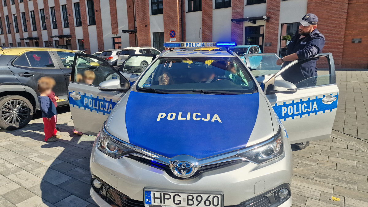 Policjanci nauczają przedszkolaków zasad bezpieczeństwa