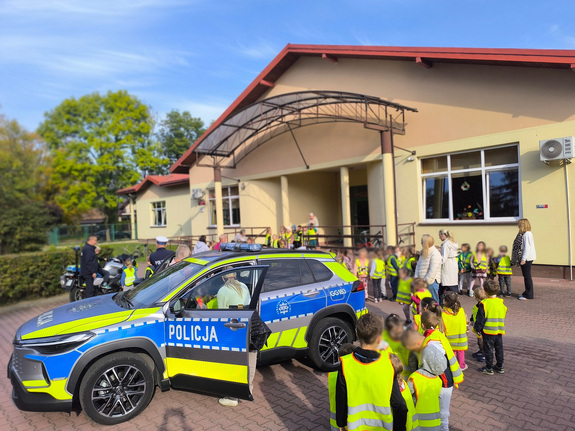 Policjanci nauczali przedszkolaków bezpieczeństwa na drodze
