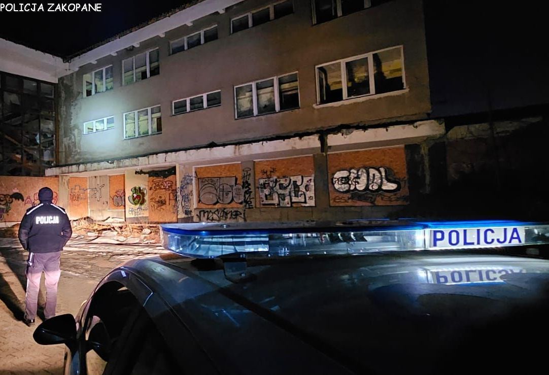 Policjanci patrolują Zakopane. Ratują osoby zagrożone wychłodzeniem