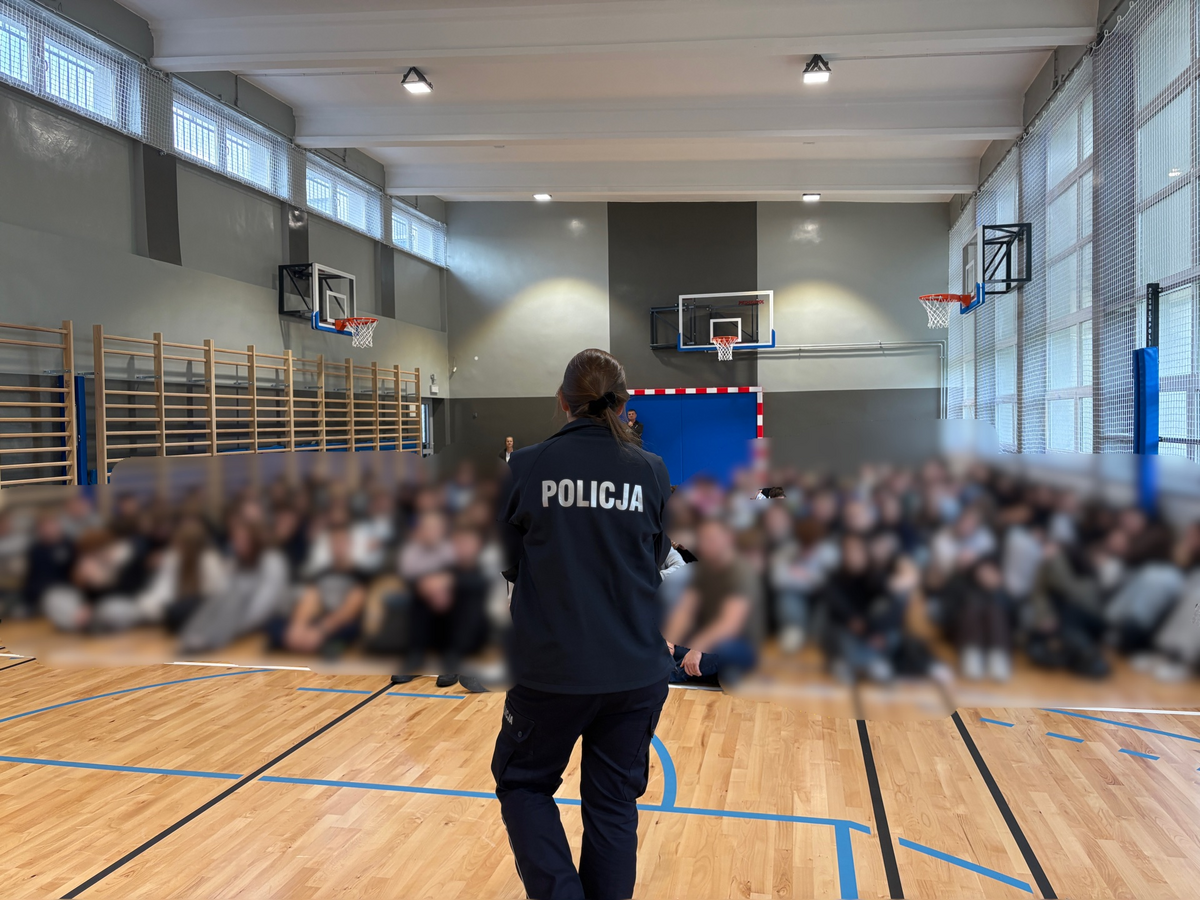 Policjanci rozmawiają z uczniami o bezpieczeństwie i zagrożeniach w sieci
