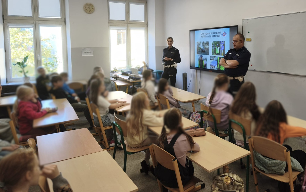 Policjanci uczą dzieci bezpieczeństwa na drodze. Wizyty w krakowskich szkołach