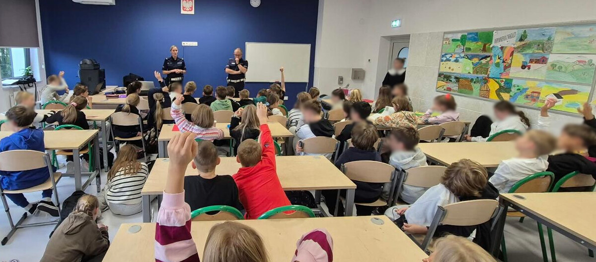 Policjanci uczyli czwartaków zasad bezpieczeństwa na drodze