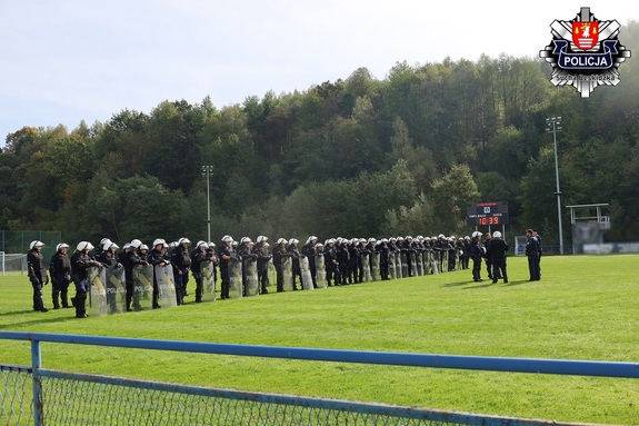 Policjanci VI Kompanii NPP trenowali współdziałanie na stadionie w Białce