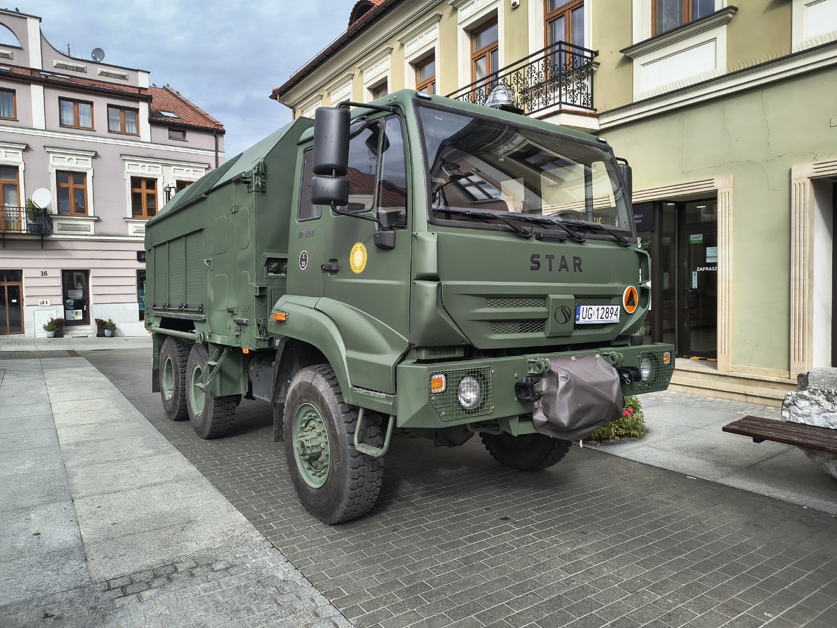 Policjanci z Bochni promowali zawód podczas pikniku wojskowego