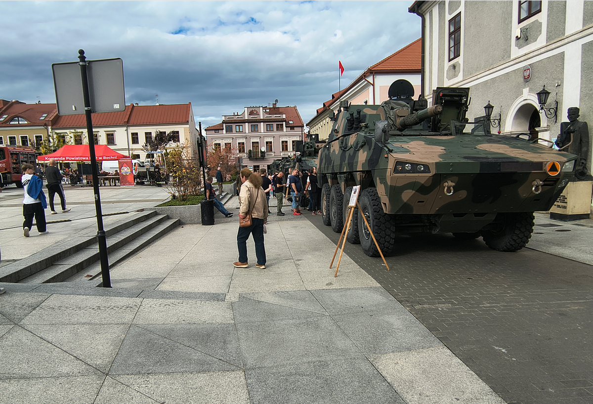 Policjanci z Bochni promowali zawód podczas pikniku wojskowego