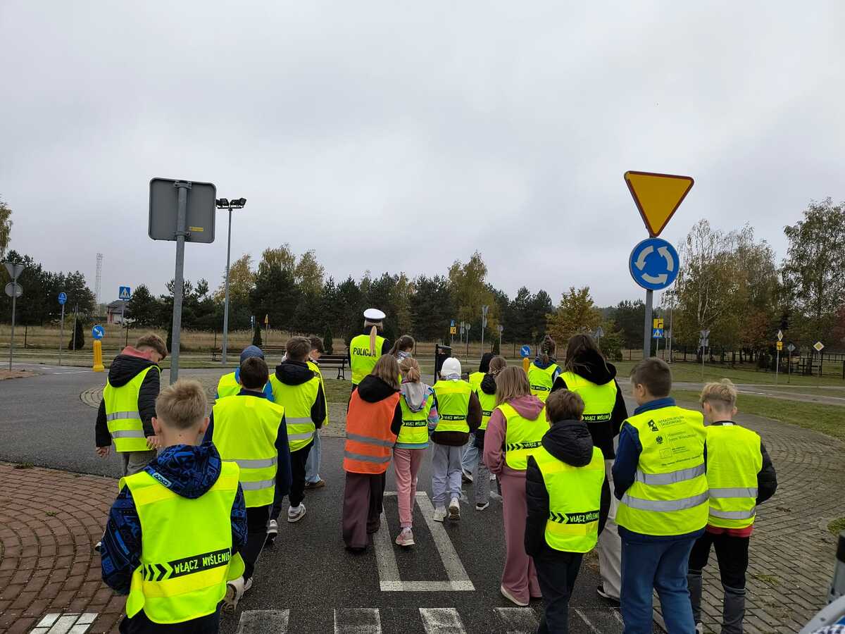 Policjanci z Bochni uczą dzieci bezpieczeństwa na drodze
