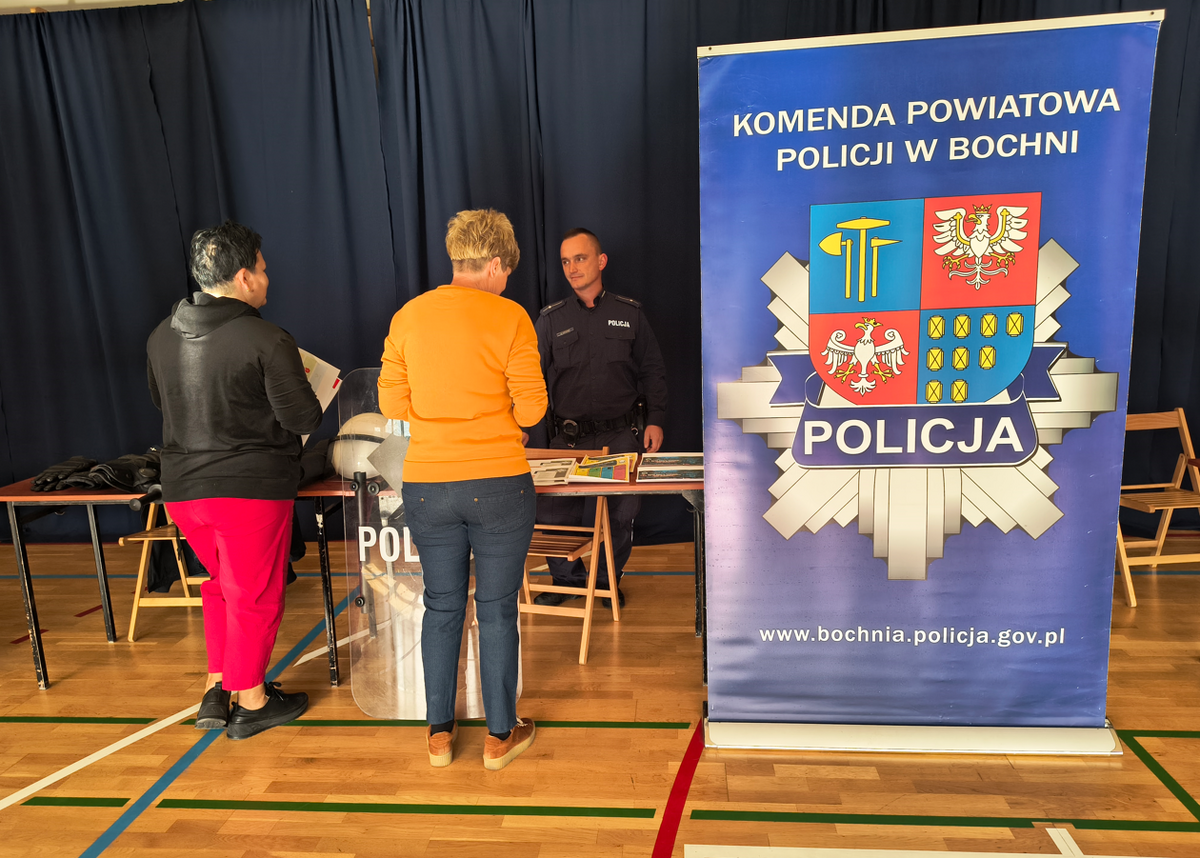 Policjanci z Bochni udzielają lekcji bezpieczeństwa w szkołach
