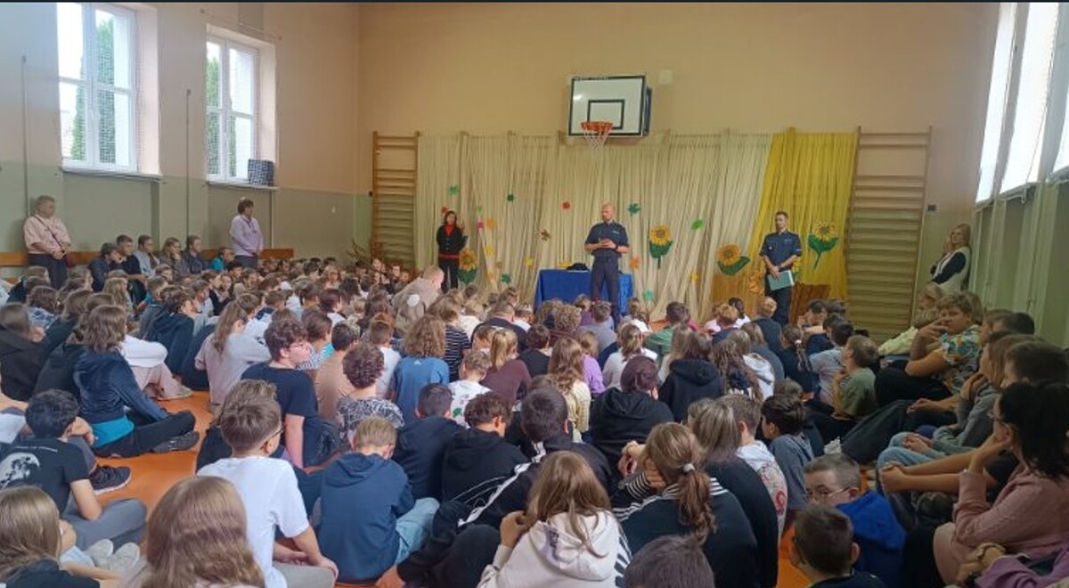 Policjanci z Brzeszczów prowadzą lekcje bezpieczeństwa w szkołach