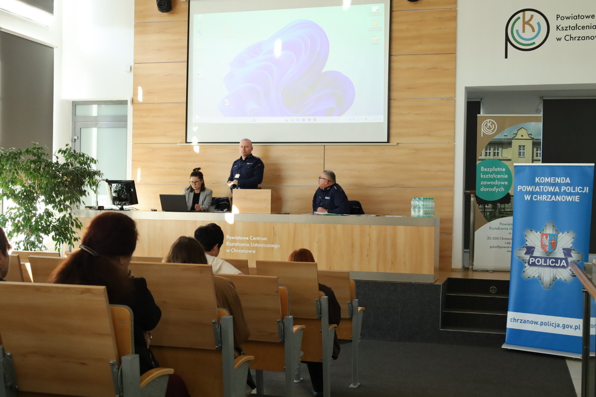 Policjanci z Chrzanowa uczą pedagogów, jak reagować na zagrożenia w szkołach