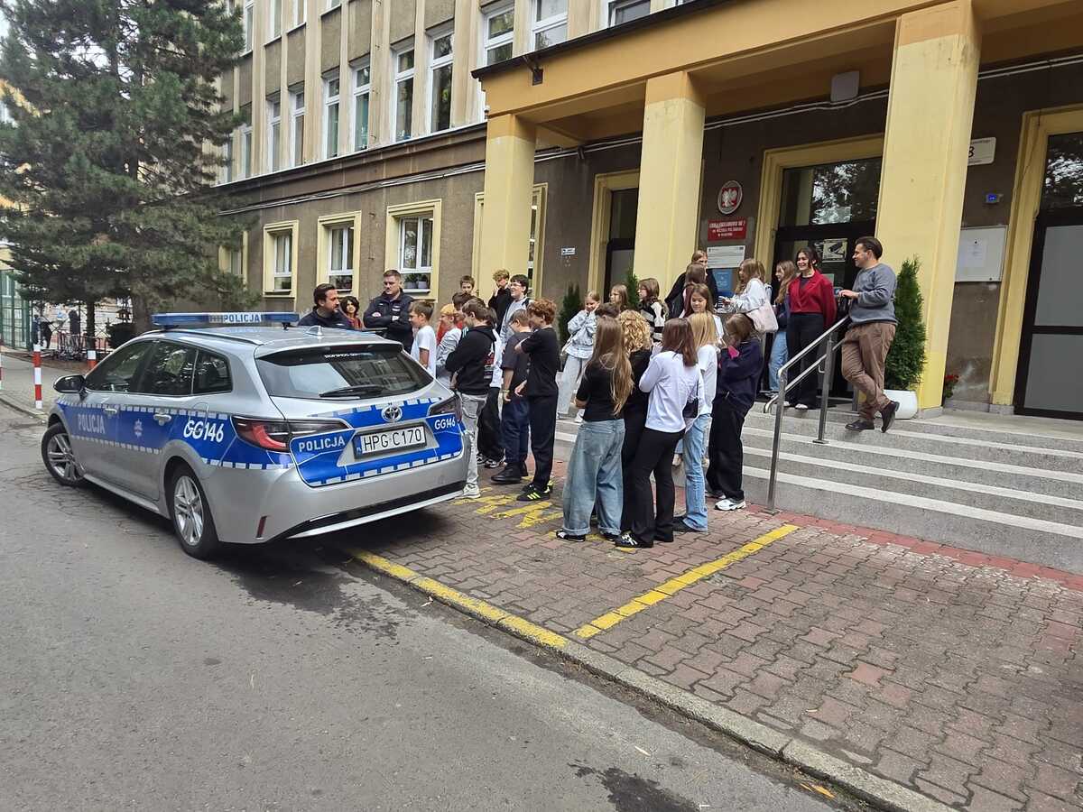 Policjanci z Krakowa na jubileuszu Szkoły Podstawowej nr 7