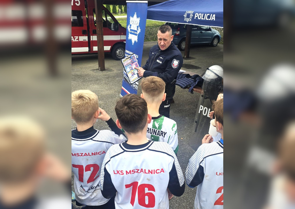 Policjanci z Krynicy rozmawiają o bezpieczeństwie na festynie w Polanach