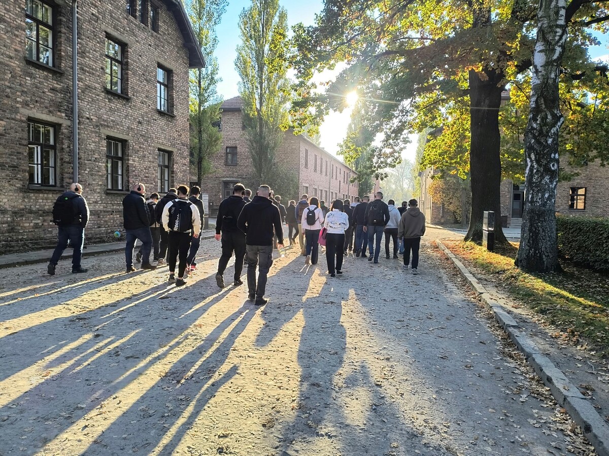 Policjanci z Małopolski uczą się o prawach człowieka w Auschwitz