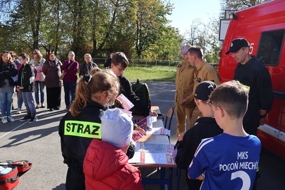 Policjanci z Miechowa uczyli rodzin, jak reagować w sytuacjach kryzysowych