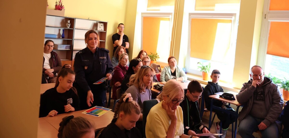 Policjanci z Miechowa udzielali lekcji bezpieczeństwa rodzinom